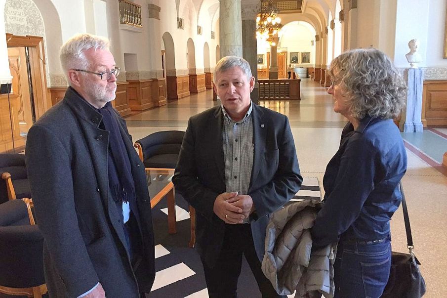 Hovedvej 11 - Med borgmester Erik Buhl Nielsen i spidsen fik en delegation fra Varde Kommune torsdag foretræde for Folketingets transportudvalg.