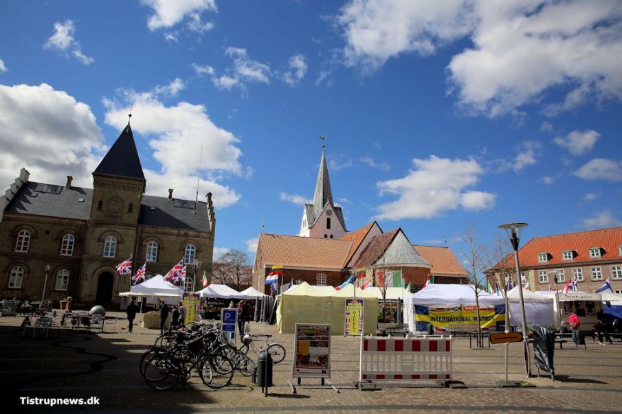 Det internationale marked fra Varde Torv - Film og billeder..